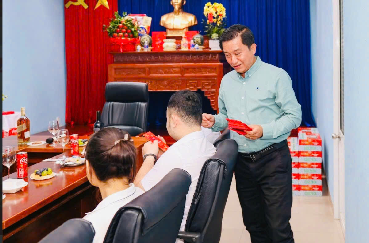 Phát thưởng nhân viên cuối năm 2025